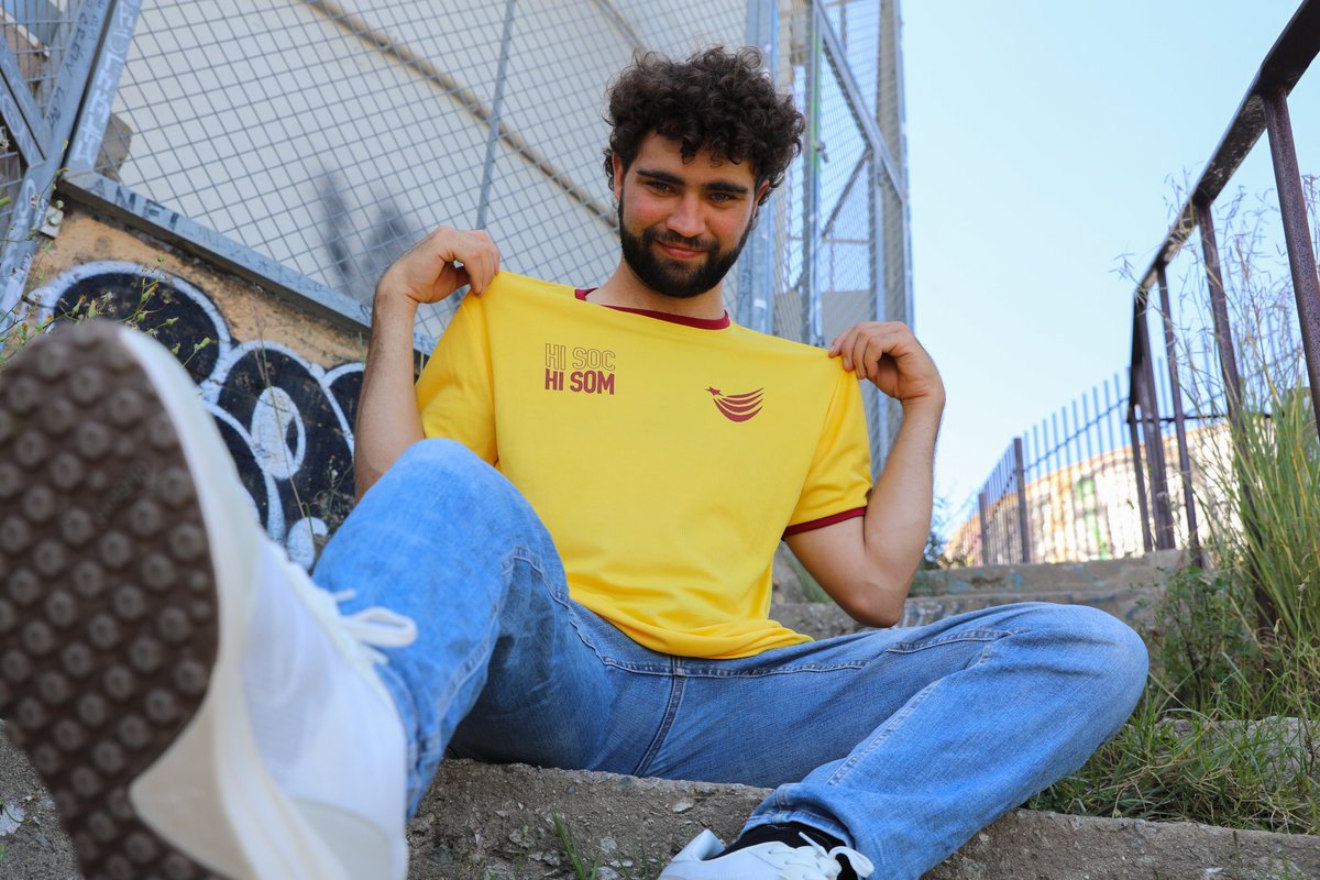 assemblea's tweet photo. 👀Amb la mirada posada en la independència.

Pel present i pel futur, HI SOC. HI SOM.

👕Aconsegueix la samarreta a https://t.co/RdX8uxoKFP https://t.co/zx2U0C9z1G