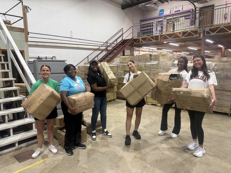 RiversEdge_LLC's tweet photo. Tax Partner Laura Lloyd recently joined fellow Leadership Delaware alumni for the organization's annual State-Wide Volunteer Day, volunteering at Friendship House. We're proud to have team members like Laura who give back to our community beyond the office. https://t.co/eiLH5c0LRK