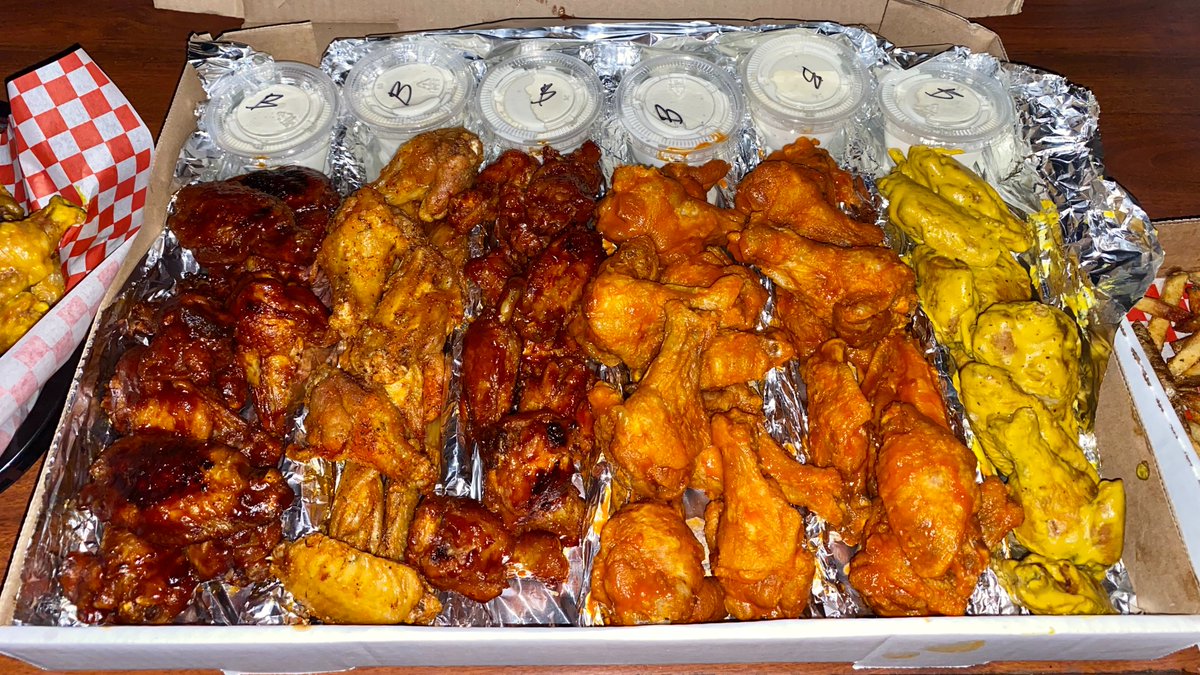 spshoot's tweet photo. Next Weds night Aug. 5, @FootballContest is giving away a FREE @SuperBookNV College contest (and proxy fee) @nakedcitylv on Paradise Road. Join us for elite wings, cold drinks and your chance to win. Winner must be present. https://t.co/wRNr5HbWdH