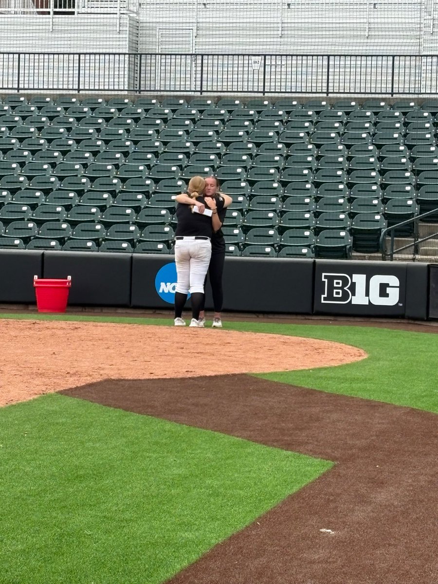baileesides2028's tweet photo. I had such a good week at the Nebraska FCA Softball camp!! Getting to train with former and current D1 softball players and bringing the gospel into it was an amazing experience that I will never forget. Thank you @jordybahl for praying over me. GBR! ✝️❤️ https://t.co/DacIlN3Iha