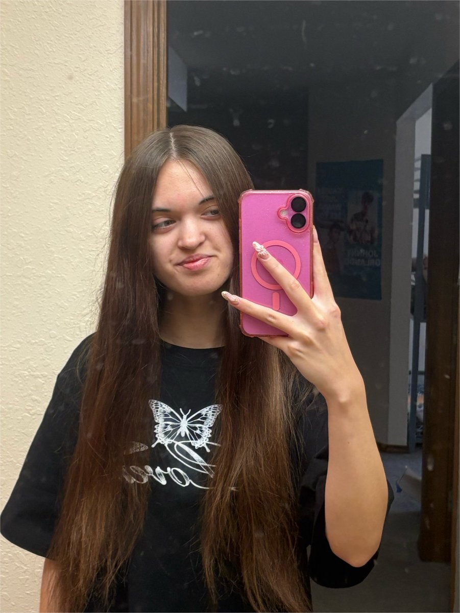 lyssamhanson's tweet photo. @johnnyorlando wearing the new merch today🥳 now i can walk around wearing a shirt that has my cats name on it i feel so cool https://t.co/UVD5Ex93om