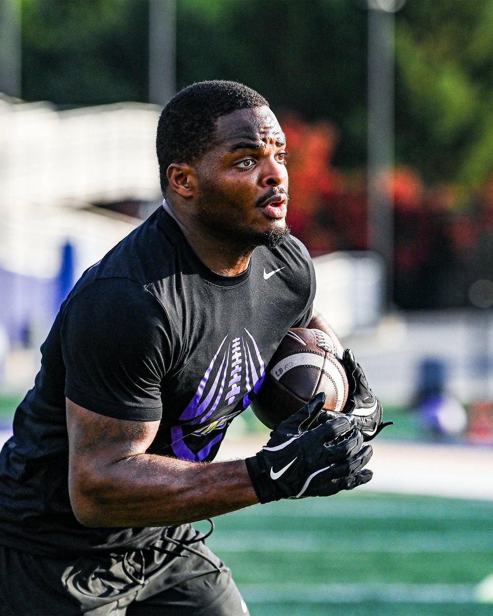 JMUFootball's tweet photo. Beat the heat ♨️

#GoDukes https://t.co/ZMT7TcChOc