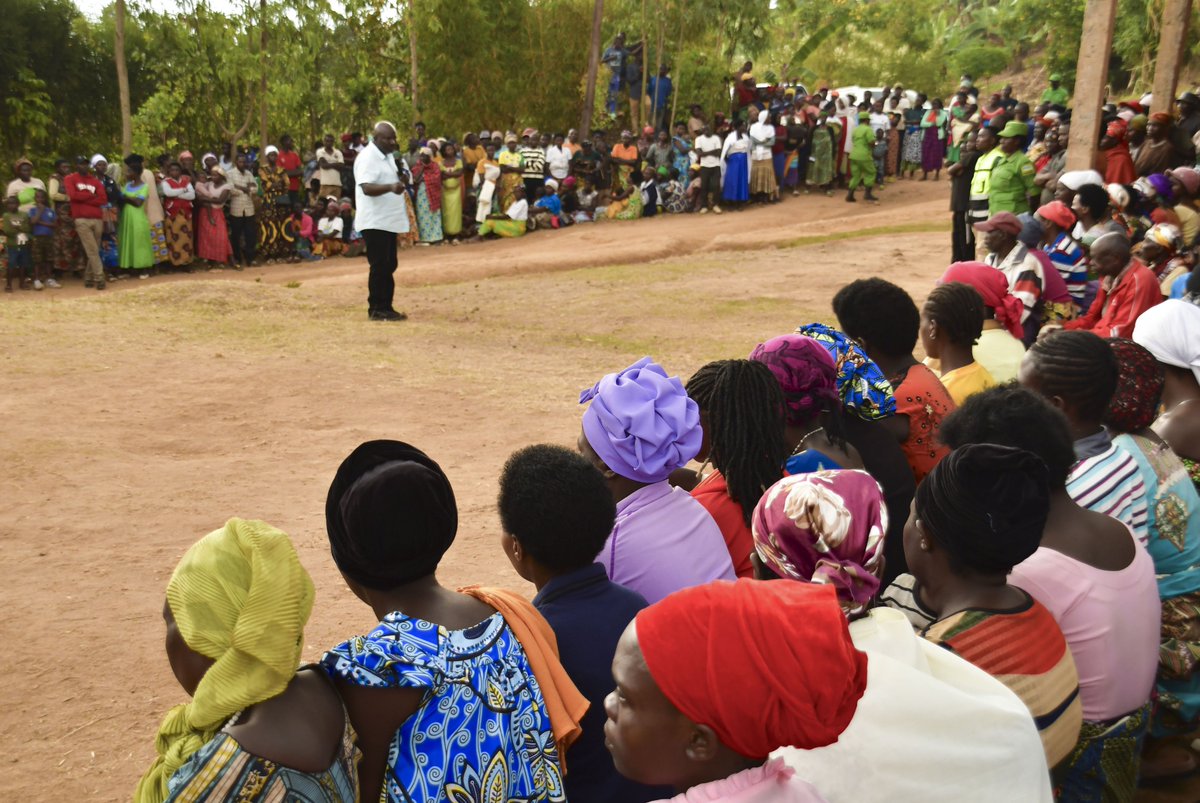 RwandaNorth's tweet photo. Uyu munsi Guverineri @gahundemaurice yifatanyije n’abaturage b’Akagari ka Kabilizi, Umurenge wa Gacaca @MusanzeDistrict mu Nteko y’Abaturage idasanzwe. Baganiriye kuri Mituweli, kwimakaza isuku mu gutegura ibiribwa n’ibinyobwa, kubungabunga umutekano n’izindi gahunda z’iterambere https://t.co/ylAPlVAMA5