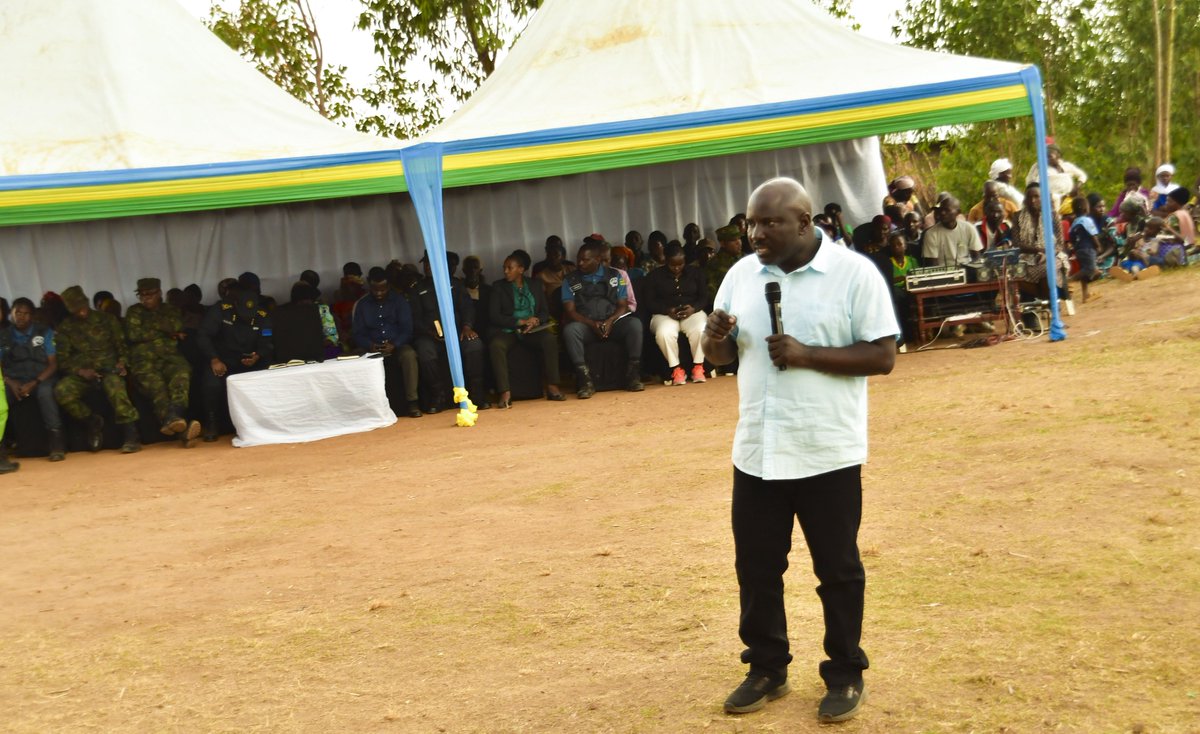 RwandaNorth's tweet photo. Uyu munsi Guverineri @gahundemaurice yifatanyije n’abaturage b’Akagari ka Kabilizi, Umurenge wa Gacaca @MusanzeDistrict mu Nteko y’Abaturage idasanzwe. Baganiriye kuri Mituweli, kwimakaza isuku mu gutegura ibiribwa n’ibinyobwa, kubungabunga umutekano n’izindi gahunda z’iterambere https://t.co/ylAPlVAMA5