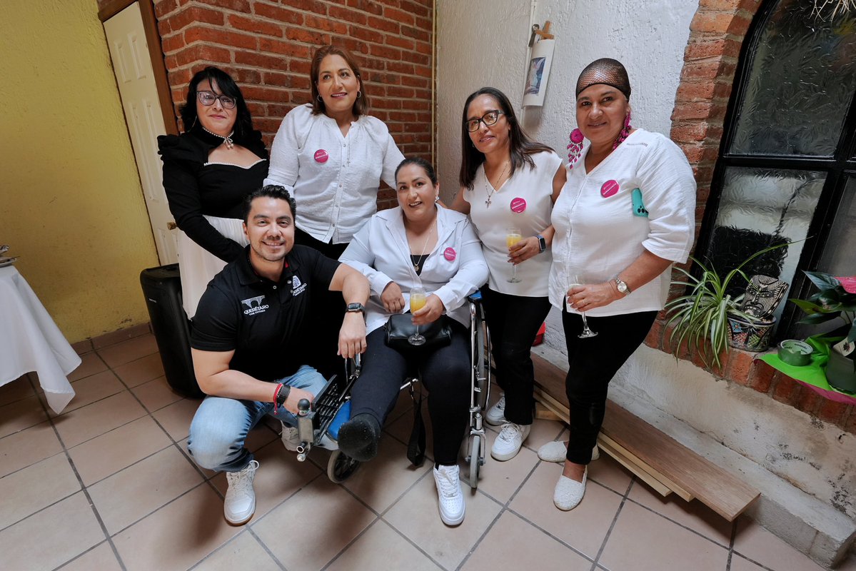 FeliFerMacias's tweet photo. Cada curso de la Secretaría de la Mujer es una nueva oportunidad para que más mujeres aprendan, emprendan y tengan mayor libertad económica.

Como aquí, en Santa Rosa Jáuregui, seguimos llegando a donde nadie llegaba y brindando apoyo como nunca antes, para que cada vez más mujeres puedan salir adelante.

#QuerétaroConFuturo