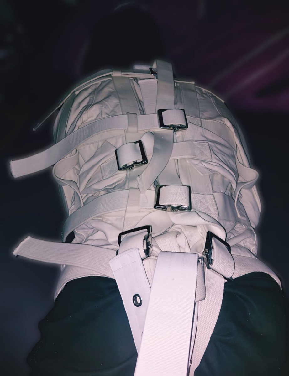 Straitmaxx's tweet photo. We were really experimental back in 2022, using handcuffs as feet restraints and connecting some Segufix shoulder straps to his tightly fastened straitjacket.

📆 - October 2022

😈 - @Straitmaxx

🔒 - @Bloodwolf1511 https://t.co/ATofhcw0NV
