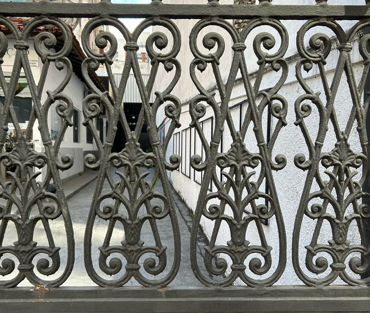 hortadecerejas's tweet photo. arabescos em gradis ornamentados in em vitória city ⟡ .⊹₊𓂃⋆⟡ ܁ . ⊹ִֶָ𓂃 ִֶָ₊⊹܁ .⟡ https://t.co/Ze7Ahuto9p