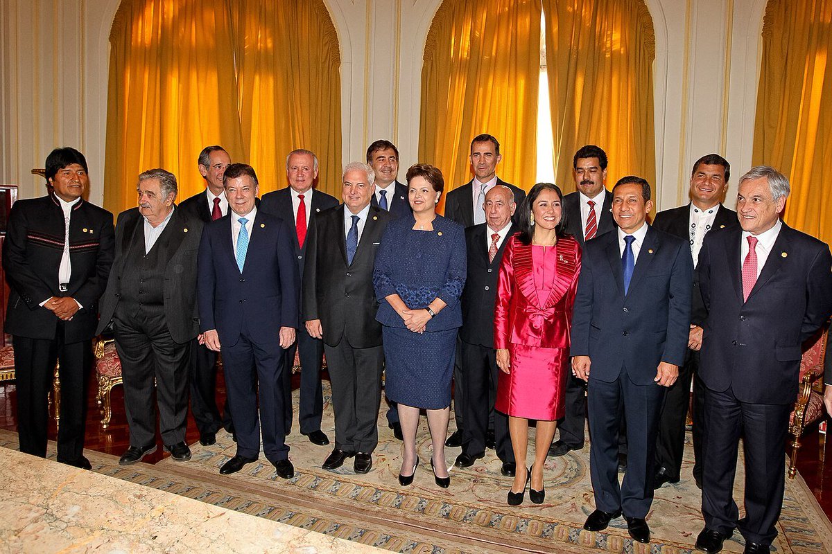 rossanalema's tweet photo. @RPPNoticias FALSO: A la asunción de mando de Ollanta Humala el 28 de julio de 2011 asistieron 13 jefes de Estado y de Gobierno y un representante real de alto nivel: Felipe de Borbón (Príncipe de Asturias), Juan Manuel Santos, https://t.co/h4V9L0j5Vt