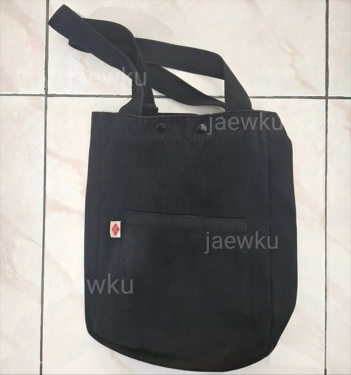 jaewku's tweet photo. wts / want to sell

preloved barklana totepack flores black

[!] good condition, preloved like new
[!] material: kanvas twill (tebal) 
[!] size: 38 x 27 x 6 cm

🏷 80k, price include admin (0,9%)
🍊 payment via oren only! https://t.co/CjlZhDdgBV