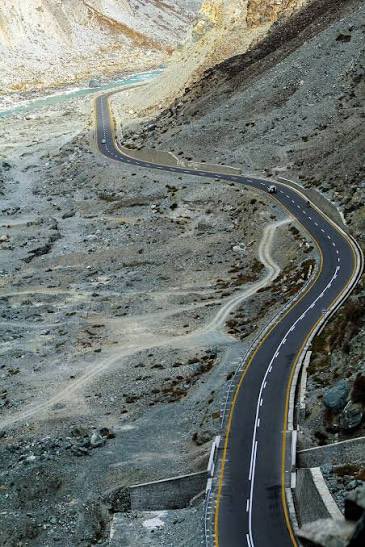 MappedOut2025's tweet photo. The Karakoram Highway is the highest paved international road on the planet, cutting straight through the mountain peaks connecting Pakistan and China. It reaches an altitude of over 15,000 feet, meaning construction crews had to build a highway in thin air https://t.co/lpLqZIeXCa