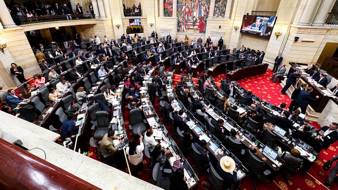 AnaErazoR's tweet photo. En minutos iniciará el estudio y la discusión de la proposición para trasladar el acto de transmisión de mando de la Presidencia de la República a nuestra ciudad de Cali.

A estas alturas, ni siquiera la propia bancada de @ABDELAESPRIELLA en Cámara y Senado tiene claridad sobre el lugar específico donde se realizaría la ceremonia. Tampoco existe información sobre los sobrecostos que inevitablemente implicaría este cambio de sede, quién los asumiría o cómo se garantizaría toda la logística y seguridad del evento.

Desde ya rechazamos que Cali sea convertida en el escenario de una provocación política que ponga en riesgo la convivencia y la estabilidad de la ciudad más progresista de Colombia.

No vamos a permitir que Cali sea el 7 de agosto el primer laboratorio de militarización paulatina que desencadene en una persecución al movimiento social, a liderazgos barriales y rurales y al ataque de los símbolos populares.