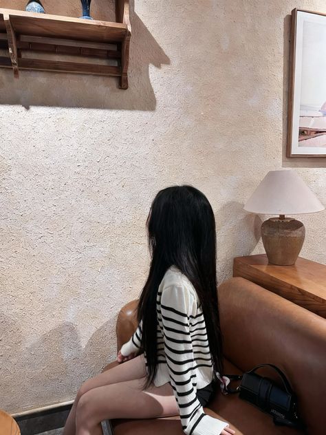 Maene77Manuel's tweet photo. Cozy corner vibes striped knit, warm lighting, and effortless style
HQWn https://t.co/Ty82ZvFkX6