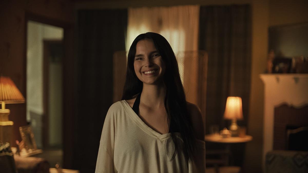 cinepaticoblog's tweet photo. Nada es trivial en 'OBSESSION'. El amor como forma de conquista y apropiación de una voluntad anulada. Un terror que nace del deseo, envuelto en un humor negrísimo y cabrón que hace aún más incómodo todo lo que vemos. Técnicamente es portentosa y las actuaciones son magnificas. https://t.co/MgugGeSeKv