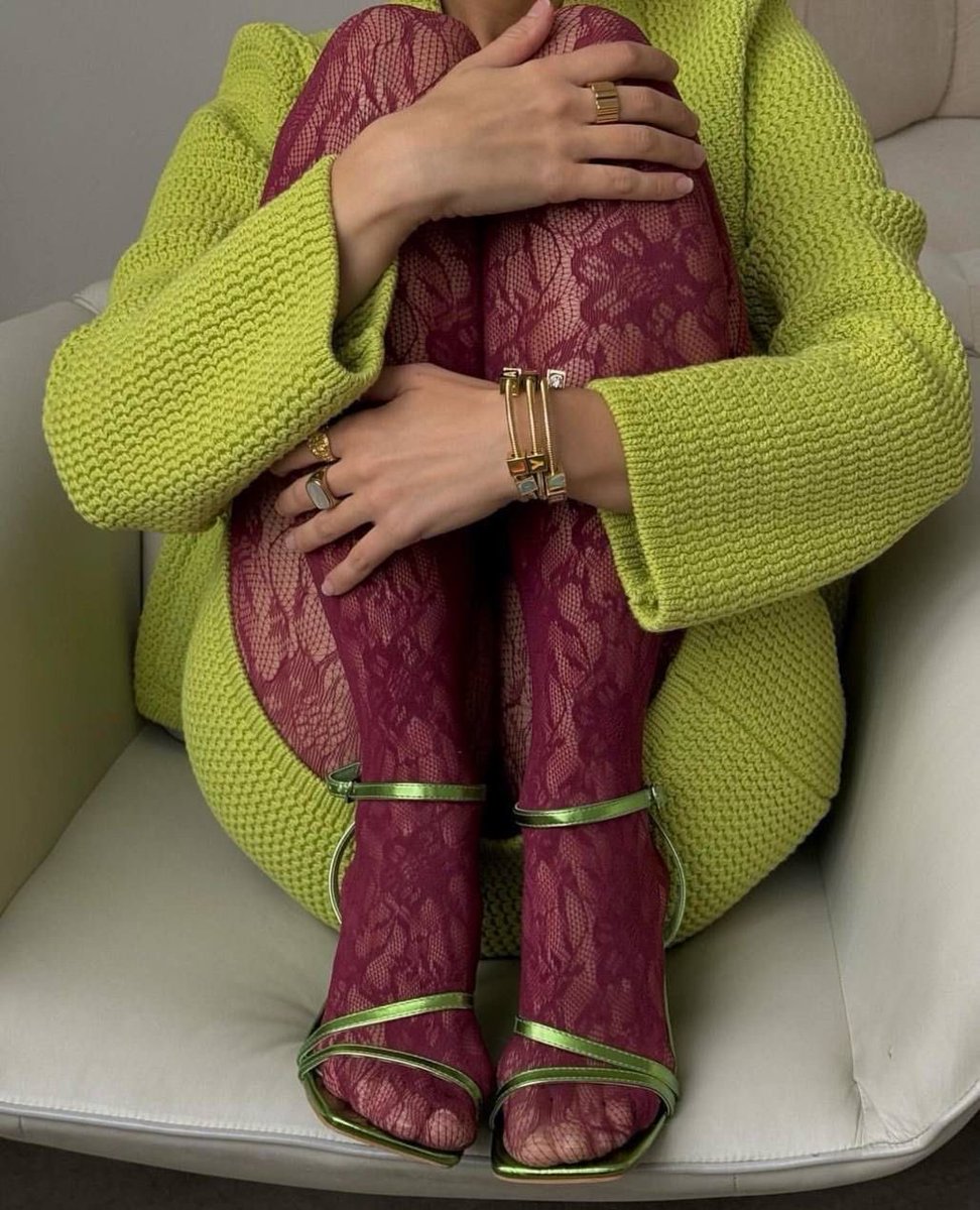 archivedlooks's tweet photo. In love with the way lace tights look https://t.co/zaKcPfp9mp