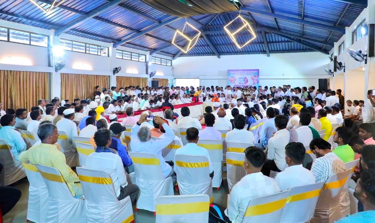 Dr_Yathindra_S's tweet photo. ಬೆಳಗಾವಿಯಲ್ಲಿ ಇಂದು ಜಿಲ್ಲಾ ಅಹಿಂದ ಮತ್ತು ಶೋಷಿತರ ವರ್ಗಗಳ ಕಾರ್ಯಕರ್ತರು ಹಾಗೂ ಸಮಾಜದ ಮುಖಂಡರನ್ನು ಉದ್ದೇಶಿಸಿ ಮಾತನಾಡಿದೆ.

ಶೋಷಿತರು, ಹಿಂದುಳಿದ ವರ್ಗಗಳು ಹಾಗೂ ಅಲ್ಪಸಂಖ್ಯಾತ ಸಮುದಾಯಗಳ ಸಾಮಾಜಿಕ ನ್ಯಾಯ, ಸಮಾನ ಅವಕಾಶ ಮತ್ತು ಸಂವಿಧಾನಾತ್ಮಕ ಹಕ್ಕುಗಳ ರಕ್ಷಣೆಗಾಗಿ ಅಹಿಂದ ವರ್ಗಗಳ ಒಗ್ಗಟ್ಟು ಅತ್ಯಗತ್ಯ ಎಂದು ತಿಳಿಸಿದೆ.

ಅಹಿಂದ ಎನ್ನುವುದು ಕೇವಲ ರಾಜಕೀಯ ಪರಿಕಲ್ಪನೆಯಲ್ಲ; ಸಮಾಜದ ಎಲ್ಲ ಅವಕಾಶ ವಂಚಿತ ವರ್ಗಗಳಿಗೆ ಶಿಕ್ಷಣ, ಉದ್ಯೋಗ, ಗೌರವಯುತ ಬದುಕು ಮತ್ತು ಸಮಾನ ಪ್ರಾತಿನಿಧ್ಯವನ್ನು ಖಾತ್ರಿಪಡಿಸುವ ಸಾಮಾಜಿಕ ಚಳವಳಿಯಾಗಿದೆ.

ಸಂವಿಧಾನದ ಆಶಯಗಳನ್ನು ಸಾಕಾರಗೊಳಿಸುವ ನಿಟ್ಟಿನಲ್ಲಿ ಪರಸ್ಪರ ಸಹಕಾರ, ಐಕ್ಯತೆ ಮತ್ತು ಸಂಘಟಿತ ಹೋರಾಟದ ಮೂಲಕ ಎಲ್ಲರಿಗೂ ಸಮಾನ ಅವಕಾಶ ದೊರೆಯುವ ಸಮಾಜವನ್ನು ನಿರ್ಮಿಸೋಣ ಎಂಬ ಕರೆ ನೀಡಿದೆ.

#AHINDA #SocialJustice #Equality #Constitution #Belagavi #Karnataka