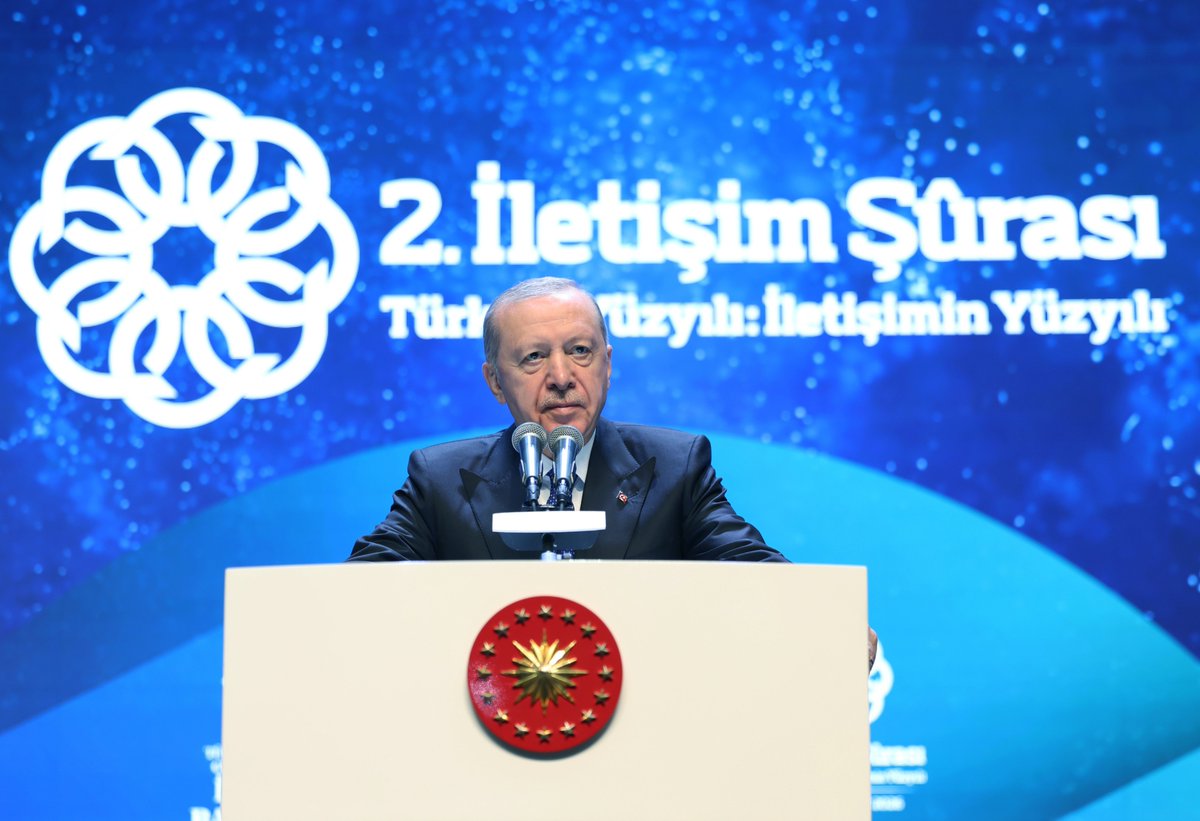 TanrikuluSalih's tweet photo. Cumhurbaşkanımız Sayın @RTErdogan'ın teşrifleriyle, İletişim Başkanlığı tarafından Ankara ATO Congresium’da “Türkiye Yüzyılı: İletişimin Yüzyılı” temasıyla düzenlenen 2. İletişim Şûrası Açılış Programı’na katıldık.

Sayın Cumhurbaşkanımızın vurguladığı üzere; “Yalanın hızla yayıldığı, mazlumların sesinin yeterince duyulmadığı bir dünyada hakikat mücadelesinin önemi daha da artmaktadır. 

Güçlü ve güvenli bir iletişim altyapısı ise dijital egemenliğin en kritik enstrümanlarından biridir.

Mahremiyetin aşındığı çağımızda hakikati, mahremiyeti ve toplumsal güveni koruyan bir dijital iletişim ekosistemi inşa etmek temel hedefimizdir.

İnsanı ve insani değerleri yok saymayan, hak ve hakikati esas alan, teknolojiyi doğru kullanan, medeniyet değerlerimizden beslenen bir anlayışla kendi iletişim modelimizi biçimlendirmeye devam ediyoruz.”

#TürkiyeYüzyılı vizyonu doğrultusunda gerçekleştirilen şûra çalışmalarının, ülkemizin iletişim stratejilerine önemli katkılar sunacağına inanıyor; hayırlı sonuçlara vesile olmasını diliyorum.

@iletisim