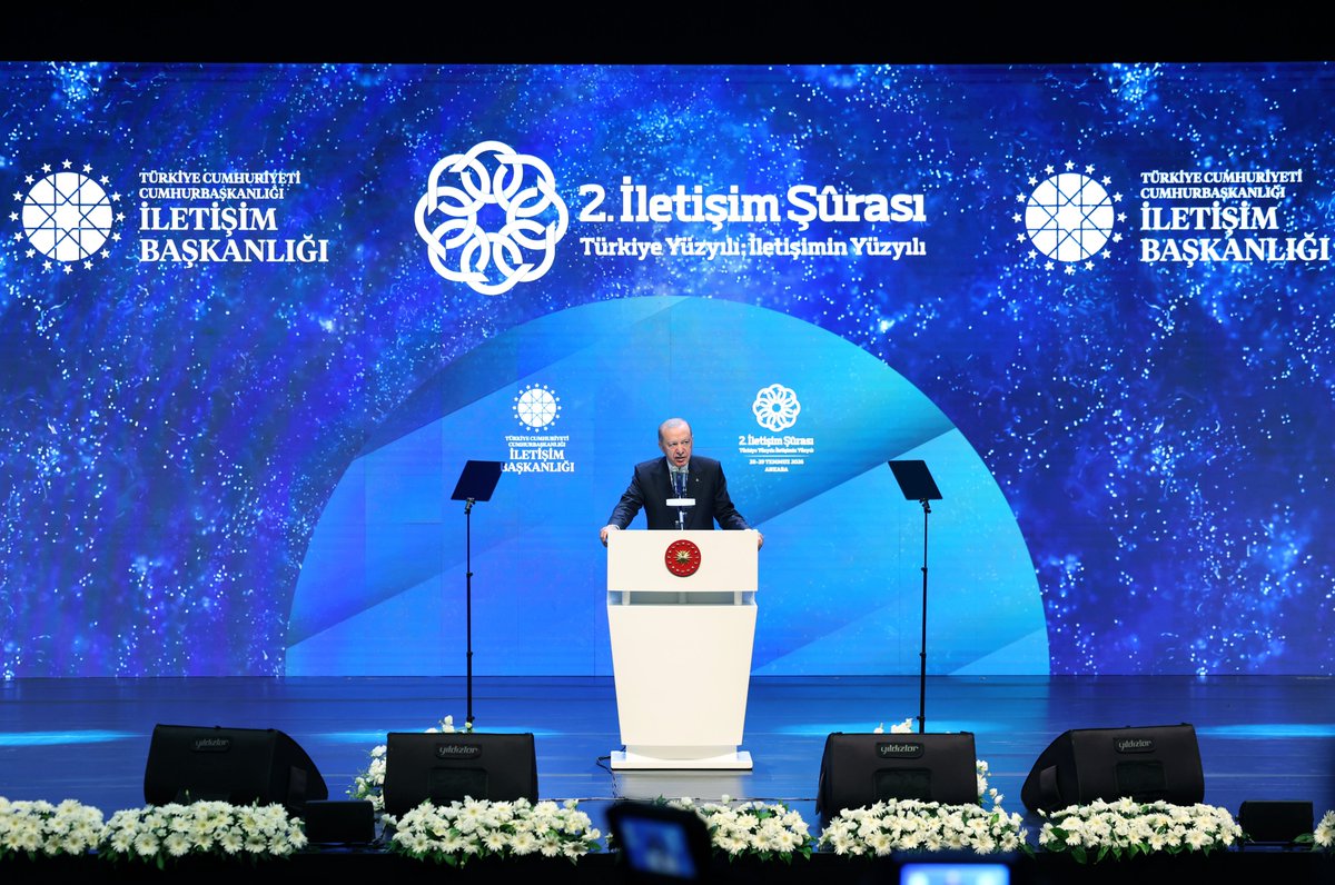 TanrikuluSalih's tweet photo. Cumhurbaşkanımız Sayın @RTErdogan'ın teşrifleriyle, İletişim Başkanlığı tarafından Ankara ATO Congresium’da “Türkiye Yüzyılı: İletişimin Yüzyılı” temasıyla düzenlenen 2. İletişim Şûrası Açılış Programı’na katıldık.

Sayın Cumhurbaşkanımızın vurguladığı üzere; “Yalanın hızla yayıldığı, mazlumların sesinin yeterince duyulmadığı bir dünyada hakikat mücadelesinin önemi daha da artmaktadır. 

Güçlü ve güvenli bir iletişim altyapısı ise dijital egemenliğin en kritik enstrümanlarından biridir.

Mahremiyetin aşındığı çağımızda hakikati, mahremiyeti ve toplumsal güveni koruyan bir dijital iletişim ekosistemi inşa etmek temel hedefimizdir.

İnsanı ve insani değerleri yok saymayan, hak ve hakikati esas alan, teknolojiyi doğru kullanan, medeniyet değerlerimizden beslenen bir anlayışla kendi iletişim modelimizi biçimlendirmeye devam ediyoruz.”

#TürkiyeYüzyılı vizyonu doğrultusunda gerçekleştirilen şûra çalışmalarının, ülkemizin iletişim stratejilerine önemli katkılar sunacağına inanıyor; hayırlı sonuçlara vesile olmasını diliyorum.

@iletisim