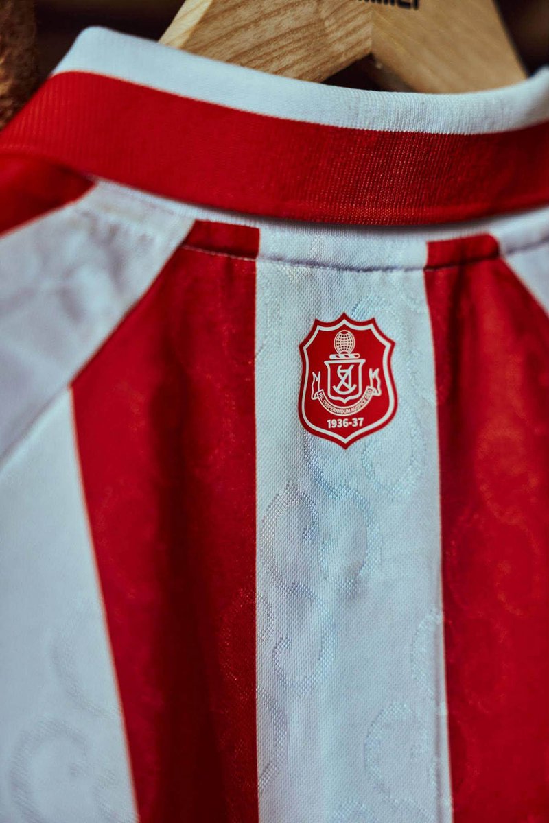 Darrencole3's tweet photo. That Is A Thing Of Beauty @SunderlandAFC 🔴⚪️🔴
#NewHomeKit
#1937 https://t.co/en2CpUaiDG