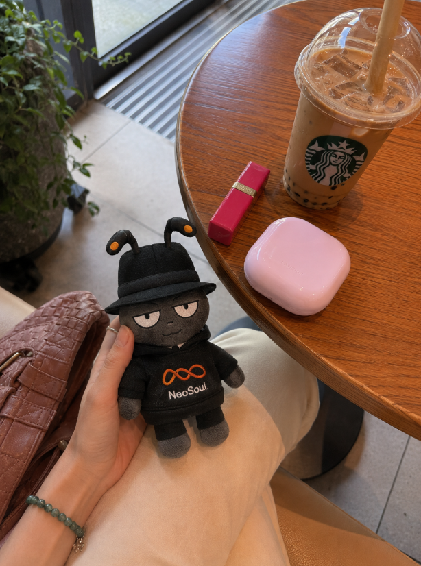 lanathuyenkx's tweet photo. A peaceful little corner today, paired with a sweet coffee and Antboy. 
Catching some NeoSoul @NeoSoulAI vibes to chill and recharge. 
Wishing everyone a gentle day filled with joy 
@Hansmahanakon https://t.co/2Nx13dYmKn