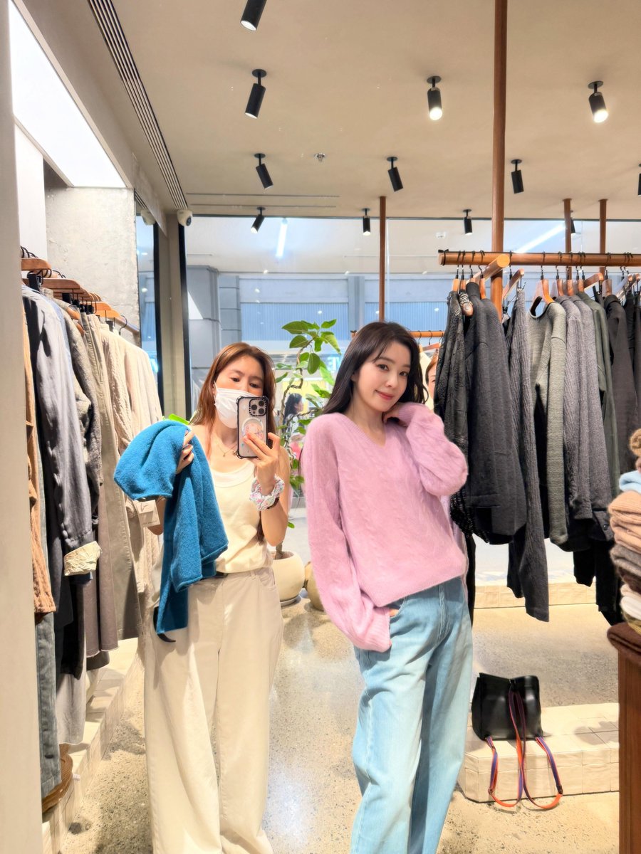 irene_global's tweet photo. @RVsmtown [IG] 260728

Irene in Stylist Jung Young's post!

#IRENE #아이린 #RedVelvet @RVsmtown https://t.co/LoUUTUGG4n