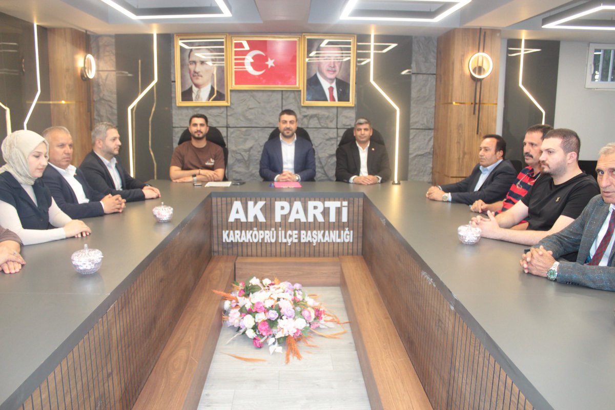 Karakopruak's tweet photo. İlçe Başkanımız Sn. Av. Orhan Çelik’in başkanlığında; İlçe Koordinatörümüz Sn. Ali Demir, ve Gençlik Kolları Başkanımız Sn. Fatih Bozdağ’ın katılımlarıyla haftalık Yönetim Kurulu Toplantımızı gerçekleştirdik.
Türkiye Yüzyılı hedeflerimiz doğrultusunda istişare ettik, yol haritamızı güçlendirdik, hedeflerimizi netleştirdik. Güçlü teşkilat, güçlü Karaköprü, güçlü Türkiye.
@RTErdogan
@bybekirbozdag
@abuyukgumus @hakanaksu058
@farukaytek @milhamigunbegi @avorhancelik @AliDemir8914344  @FBozdag63