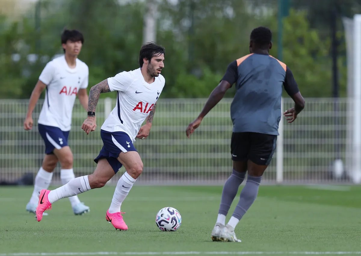 HotspurLane's tweet photo. 🚨 Sandro Tonali missed out on #THFC’s game against Auckland FC with a ‘small issue.’

De Zerbi said he should be back in action against Sydney tomorrow! 💪🇮🇹

- Alasdair Gold https://t.co/dLh6pUNLFn