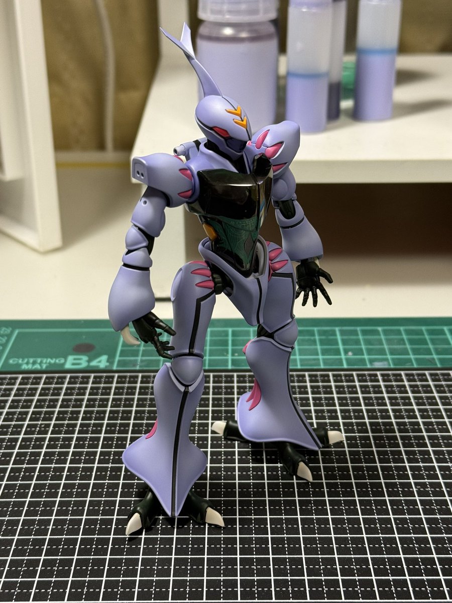 ueken530's tweet photo. HGダンバイン、もう少しで完成です。

今流行りの筆塗りにしようかと思いましたが、コックピットが鏡面仕上げだったので、バランスを見てグラデーション塗装にしました。 https://t.co/T7z9NQkZB1