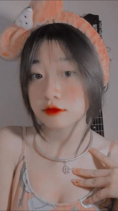 breynerguerrer's tweet photo. Soft vibes in a pastel selfie featuring a fluffy orange headband
iPH https://t.co/PBgMTnrsIO