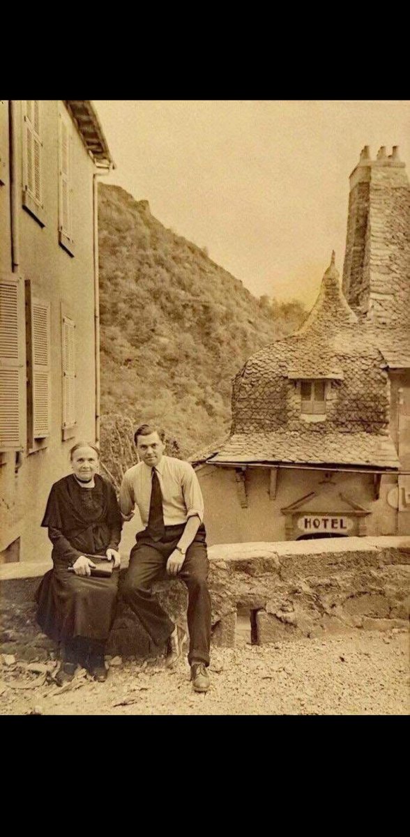 Laurent76300739's tweet photo. Jean Moulin et sa mère à Conques, dans l'Aveyron. https://t.co/NGNme7apU9