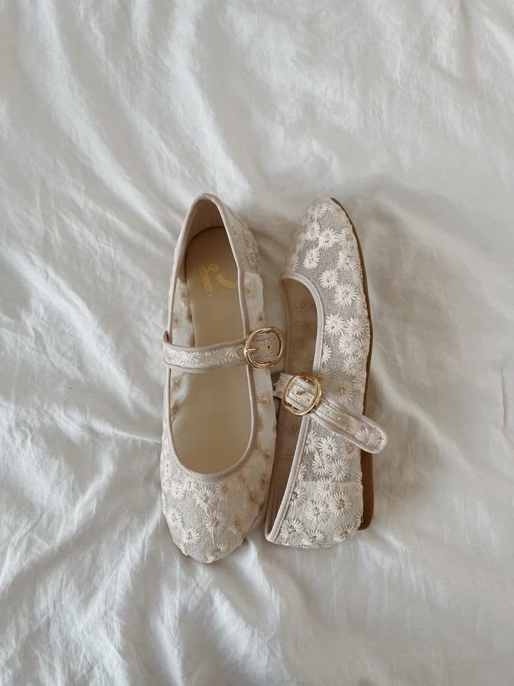 bloompiessss's tweet photo. Cewek-cewek yang tumitnya langganan lecet &amp; kapalan tiap pake flatshoes, plis merapat 😭‼️

Aku nemu beberapa flatshoes kekinian yang solnya empuk banget, lentur, &amp; tetep modis dipake ngampus ataupun ngantor seharian tanpa bikin kaki nangis https://t.co/PQg60Vzmry