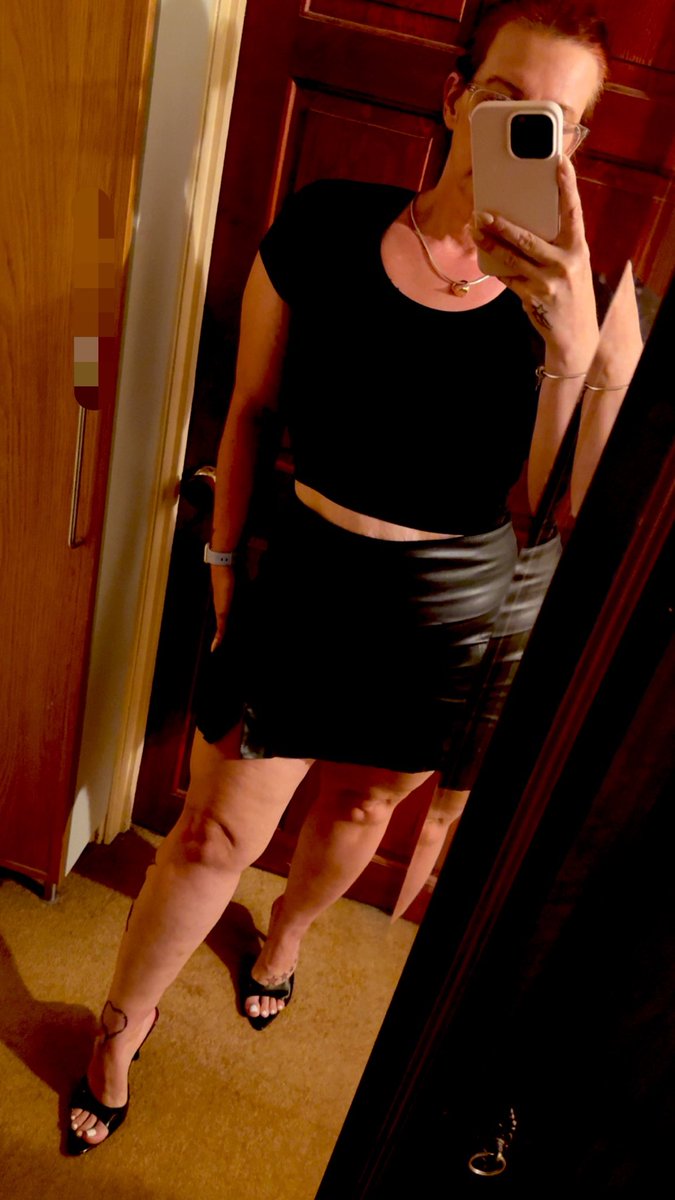 darkveloursole's tweet photo. Let’s have a drink 🥃 

#girlsnight #heels #leather https://t.co/gw42Kx2VPy