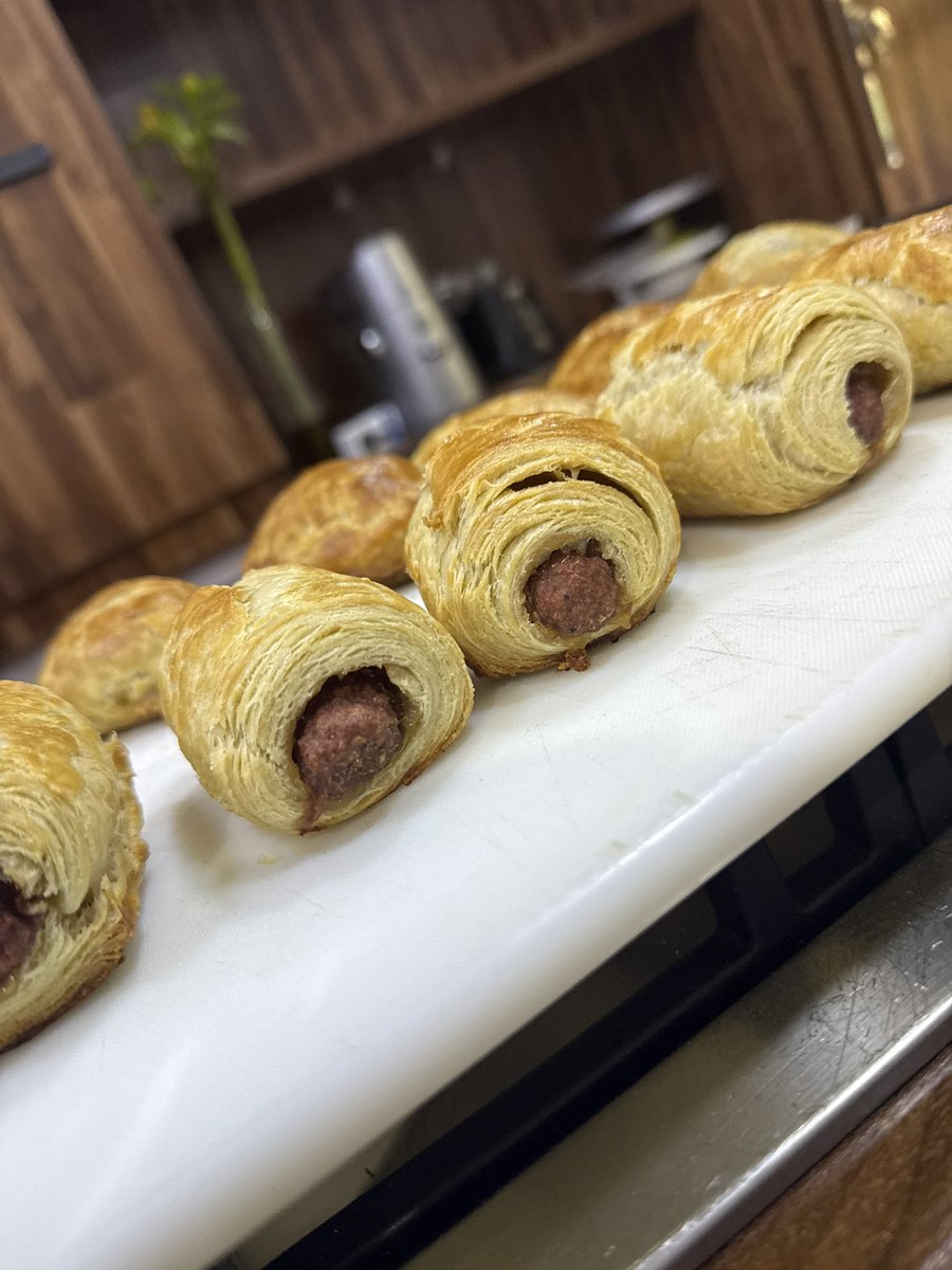 baebii_8's tweet photo. On today’s episode: Short crust pastry

Braided Herbed Potato pie 

Quiche Aux Poulét 

Sausage Rolls

Pate Brisee for Meat pie crust https://t.co/mRrhg2SrEO