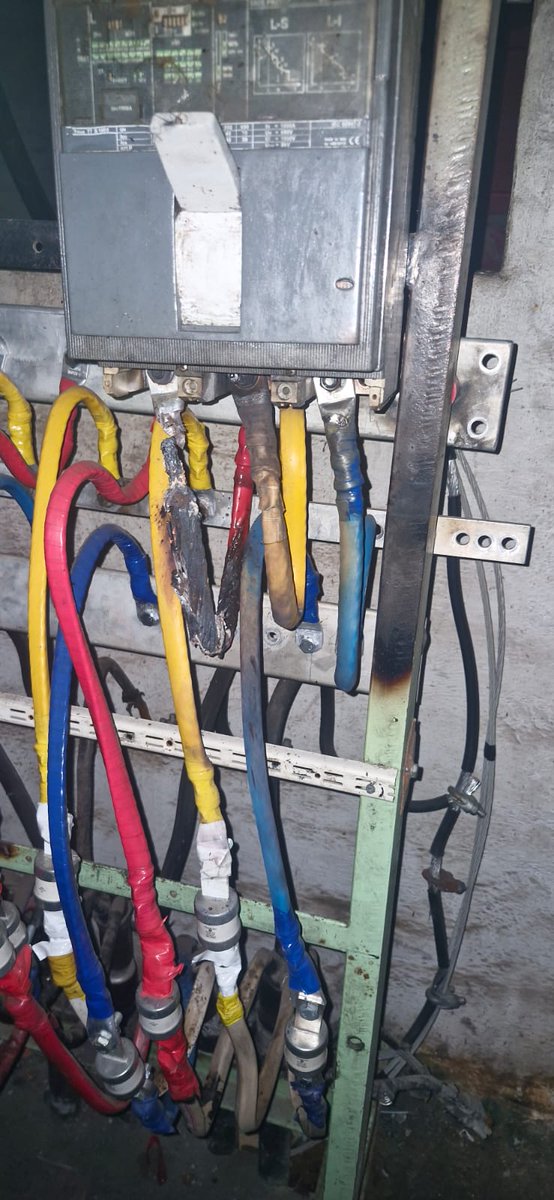 irisgirling's tweet photo. Please send someone to check on the TSS8 on Marlborough rd between Chaucer and Dante roads, Lombardy East. Burnt cable. 25 hours already and no feedback, closing calls, no assistance. https://t.co/TLOQSCvcj2