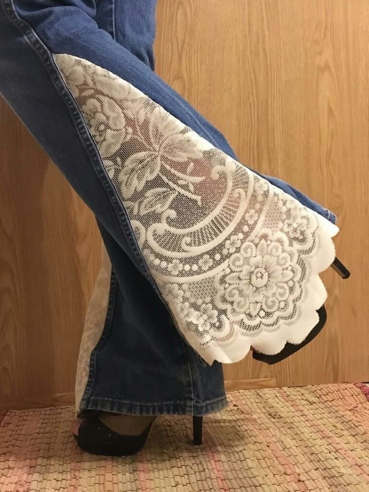 archivedlooks's tweet photo. Flared jeans + lace https://t.co/FLinjQQPmY