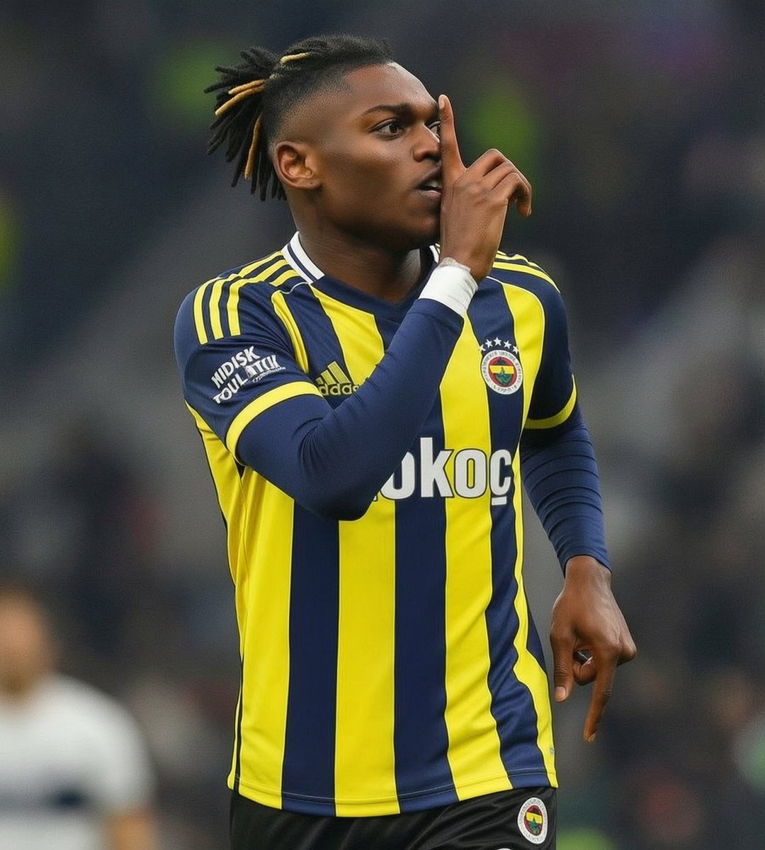 TimurlHan's tweet photo. 🟡🔵 Fenerbahçe | Sol kanat gündemi

▪️ Malcom — Öneri yeni değil; bu isim daha önce de gündeme gelmişti.
▪️ Rashford — United'da kalıp kendini yeniden kanıtlamak istiyor.
▪️ Rafael Leão — Oyuncuyla kişisel şartlarda anlaşıldı. Kulübüyle bonservis ve ödeme yöntemleri üzerine görüşmeler sürüyor; süreç olumsuz ilerlemiyor.

Yarınki müsabakanın ardından Leão dosyasıyla birlikte kulüpten ayrılacak isimlerde de hareketlilik bekleniyor. Yönetimin alternatif planları mevcut olsa da, öncelik net: Leão çubuklu formaya giderek yaklaşıyor. 🟡🔵

#Fenerbahçe #spor #futbol #transfer #leao #rashford #malcom