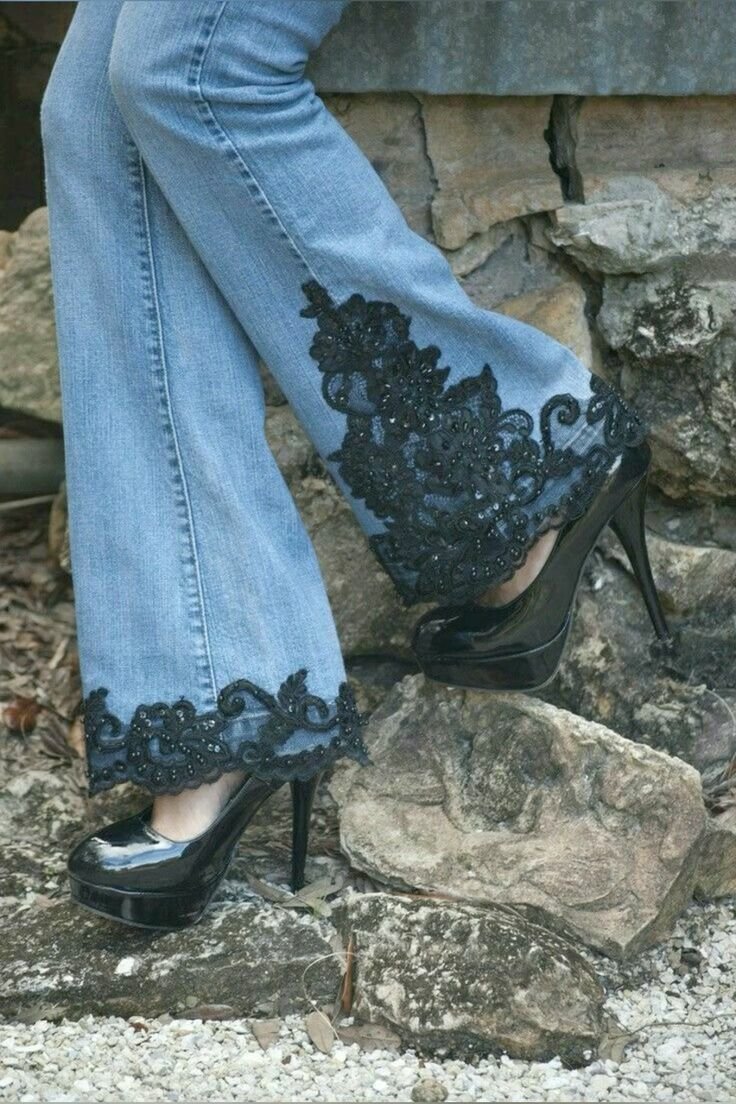 archivedlooks's tweet photo. Flared jeans + lace https://t.co/FLinjQQPmY