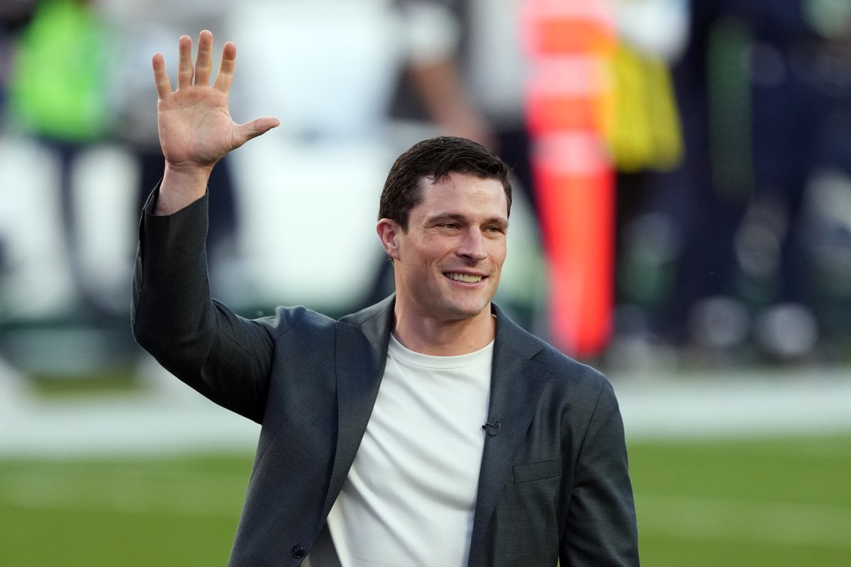 GavinTarlton's tweet photo. RT @UnderdogNFL: Luke Keuchly to be Netflix’s lead NFL game analyst for 2026 season, per @TheAthletic. https://t.co/UZnCFGJmKu