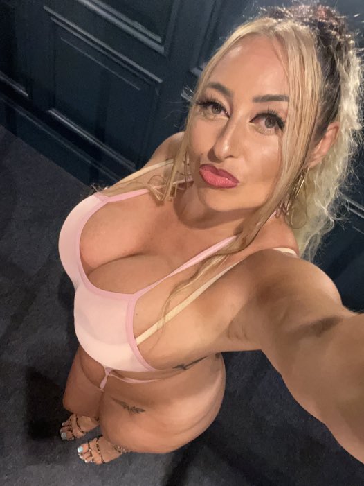 ElenaJamesFit's tweet photo. Do I look shaggable?!!

RT https://t.co/gvB0UG5eiN