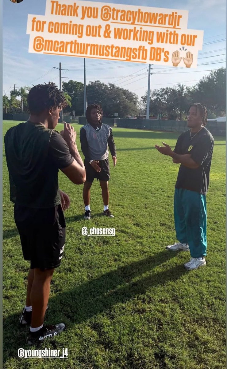 Brabra_Savage24's tweet photo. Former Miami Hurricane 5 ⭐️ DB Tracy Howard working with current Miami DB commits Jaylyn Jones &amp; Sherrod Gourdine🙌🏽💪🏽

Passing on his knowledge to the Future Canes‼️🙌🏽🟧_🟩🔥🔥

Via Youngshiner_j4 IG https://t.co/6QWz4BCJa9