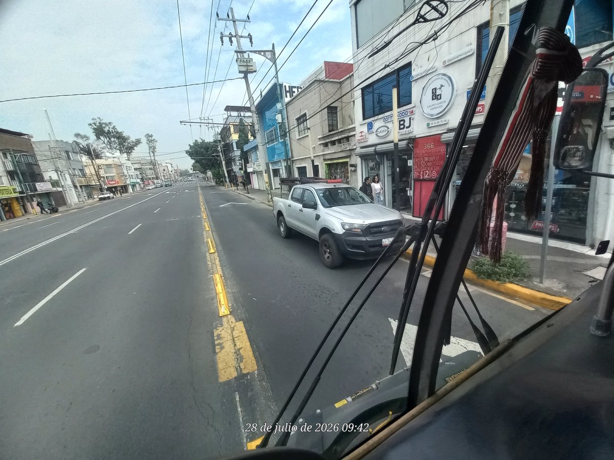 oscargarcia131's tweet photo. @SSC_CDMX @OVIALCDMX @Alc_Iztapalapa Camioneta estacionada obstruyendo el carril de contraflujo sobre Ermita Iztapalapa 365, Prado Churubusco. El negocio local permite recurrentemente que sus clientes se estacionen aquí, generando un riesgo vial grave. ¡Urgente su apoyo! https://t.co/TezIl7EoGv