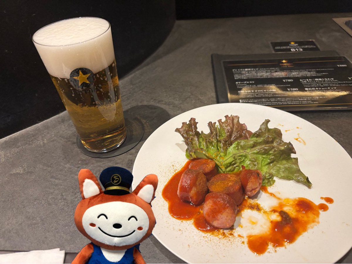 Nanasee_007's tweet photo. サッポロ黒ラベルTHE Barで軽く飲んだにゃん。ビールのお供にカリーブルストを、頼んだにゃん。生ビール美味しいにゃん。

#サッポロ黒ラベルthebar#サッポロビール#そうにゃん https://t.co/VC3kBfLt5C