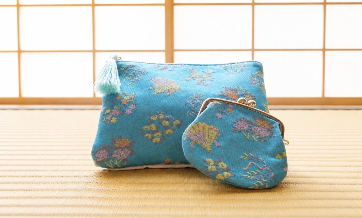 SUETOMI_KYOTO's tweet photo. 【あさって販売開始】
#龍村美術織物 × #末富
”末富ブルー”を持ち歩きませんか。
前回大好評で即完売となりました
包装紙柄の特別な織物「末富青遙」
今回はコイン入とフラットポーチ。
あさって、7月30日から販売です。 https://t.co/YQgS65cWux