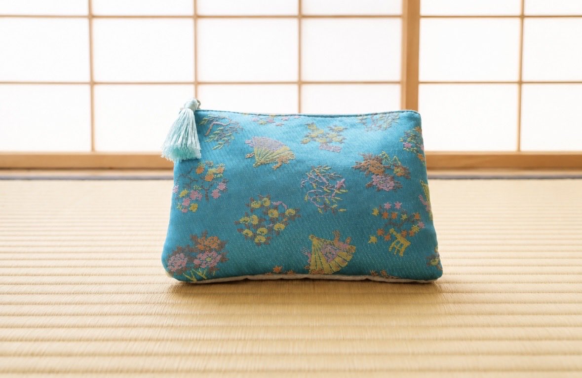 SUETOMI_KYOTO's tweet photo. 【あさって販売開始】
#龍村美術織物 × #末富
”末富ブルー”を持ち歩きませんか。
前回大好評で即完売となりました
包装紙柄の特別な織物「末富青遙」
今回はコイン入とフラットポーチ。
あさって、7月30日から販売です。 https://t.co/YQgS65cWux