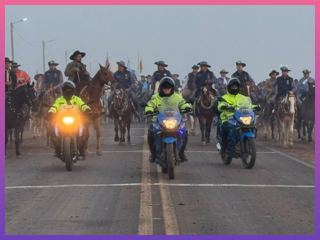 NPChaco1's tweet photo. #CHACO: #Seguridad Destacó El Operativo Integral Que Garantizó Una #Cabalgata De La Fe Segura Y Ordenada  #NoticiasDelParana  https://t.co/ErveqtMyFV https://t.co/zHiLujXrHN