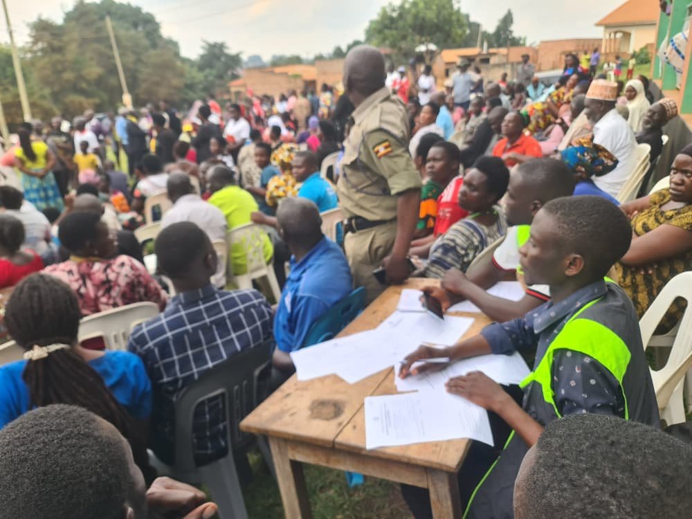 fmkabalega's tweet photo. UPDATE: Haruna Kwezi, the Incumbent, has won in Kyarwabuyamba South with 288 votes, defeating his opponent, Trevor Kwikiriza, who obtained 36 votes. Following his win, the chairperson announced his newly formed executive committee to the voters.
π₯@amarahenry23
#LCElections https://t.co/G2bYukL5Id