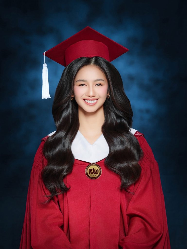 imnotvibes's tweet photo. Same color, just a different toga and a different chapter.

It took her 10 years to finish high school, but she never gave up. With patience, perseverance, and years of balancing work and studies, she finally earned this moment!🎓 

Congrats, @kaori_oinuma! So proud of you!🥹 https://t.co/R1ISKcnIqn