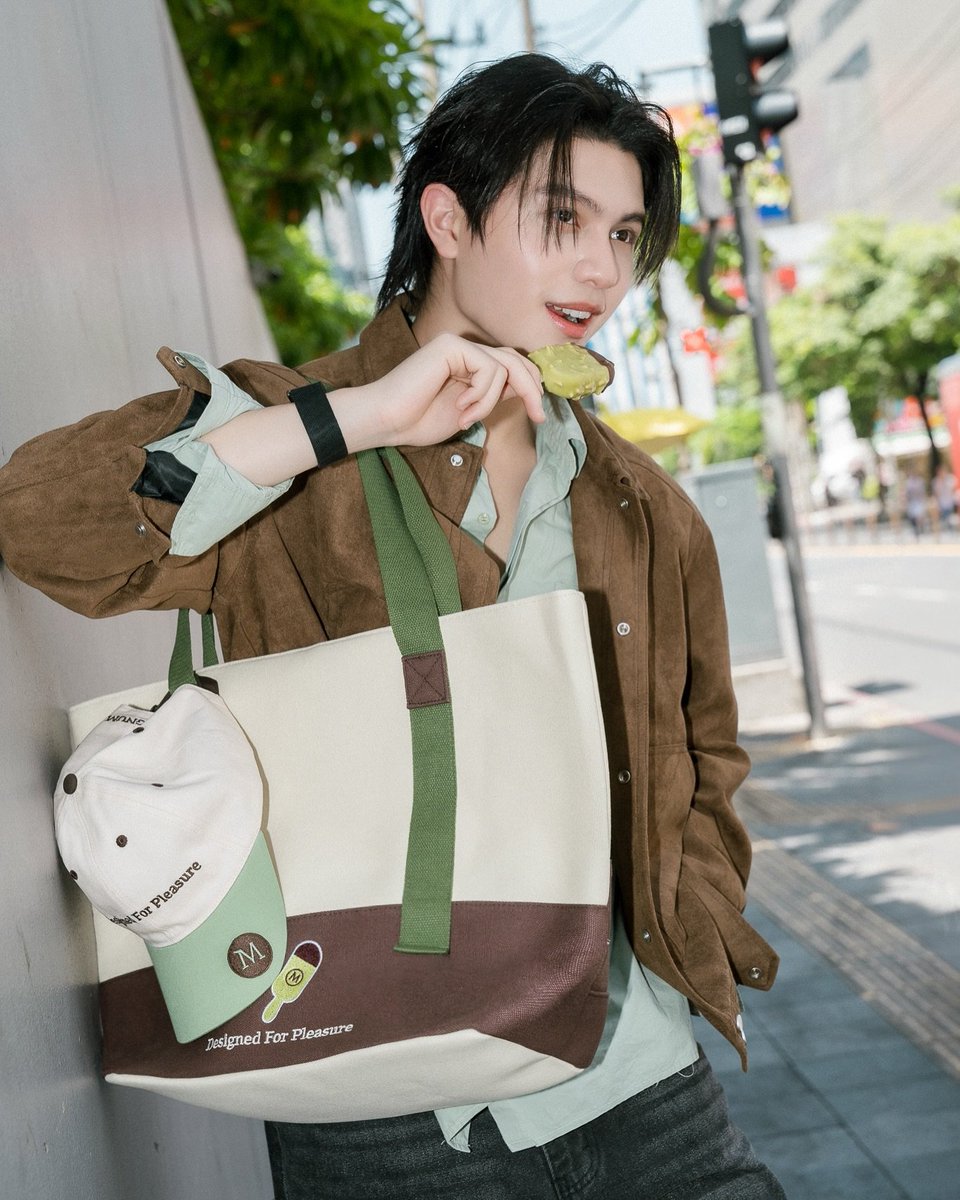 appch__'s tweet photo. สวยหล่อเหมาะสม เข้ากันอย่างลงตัวเหมือนMagnum Pistachio Signatureเลยค่ะ ใครค้นพบเคมีนี้คะ หนูอยากกราบ 🙇‍♀️🙇‍♀️🙇‍♀️🙇‍♀️

#WilliamEst 
#MagnumPistachioSignature #DesignedforPleasure #MagnumThailand https://t.co/01wmx8xw1y