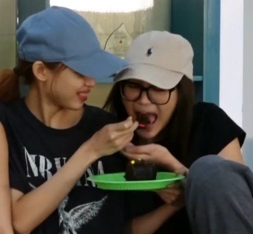ultrobles's tweet photo. ot8 livestreams are basically jhogwen out-babying each other https://t.co/M3a5MexZfr