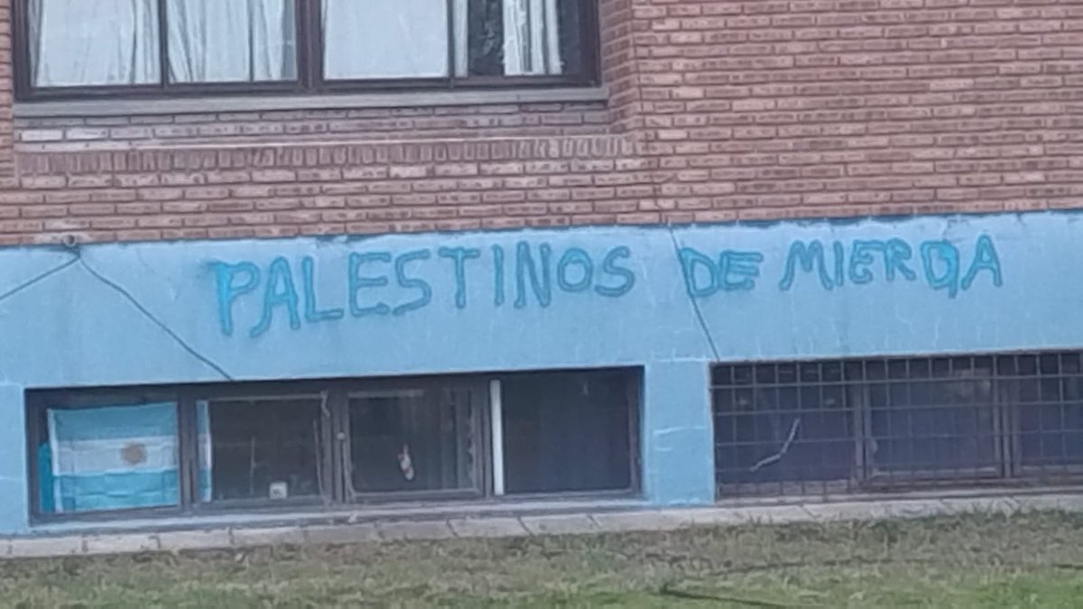nicojijiji1's tweet photo. Esto hacen los libertarios en las universidades publicas: destruir! 
No los quiero ver llorar nunca mas por una pintada a los cagones estos https://t.co/c2Pz9vLgK7