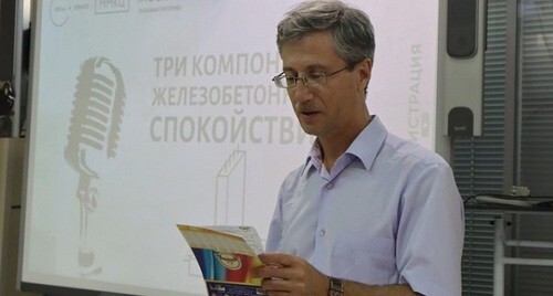 Slovozashite's tweet photo. «Мемориал» признал адвоката Романа Мельниченко политзаключённым. На допросе он отказался говорить на русском языке и перешёл на украинский

Провластное информационное агентство «Высота 102» продолжает писать о задержанном адвокате Романе Мельниченко в негативном ключе, называя украинский язык «языком террористов». Под заголовком «Задержанный в Волгограде юрист Мельниченко на допросе заговорил на языке террористов» пропагандисты приводят слова некоего источника:

«После задержания Мельниченко был подвергнут стандартной процедуре допроса. Вот только к процессу он подошёл нестандартно, заявив, что продолжит общение на украинском языке. После того как ему был предоставлен переводчик, начался настоящий цирк — примерно такой же, како�� любит устраивать верхушка киевской власти. Несколько часов адвокат переводила Мельниченко русскую речь следователя на украинский, а его украинскую речь Мельниченко уже переводила на русский».

21 июля сотрудники Центра «Э», регионального управления ФСБ и бойцы СОБР задержали Мельниченко в Волгограде в его квартире. На следующий день Центральный районный суд отправил его под стражу до 20 сентября. 

��ледствие подозревает адвоката в совершении преступления, предусмотренного частью 1 статьи 280.3 УК РФ (дискредитация армии). По версии следствия, в сентябре 2025 года он разместил на своем YouTube-канале и странице во «ВКонтакте» видеозаписи, содержащие негативную оценку действий армии РФ. Адвокату грозит срок до 5 лет лишения свободы.

«Эти видео содержат негативную оценку, а также отрицание факта использования ВС РФ в целях поддержания мира и безопасности», — сообщила пресс-служба судов Волгоградской области.

«Инициатива 2018» выступила с заявлением в связ�� с уголовным преследованием своего члена — адвоката, кандидата юридических наук и правозащитника Романа Мельниченко. Правление организации считает его преследование политически мотивированным и требует немедленного освобождения, прекращения уголовного дела и проверки законности действий силовиков при задержании. 

Мельниченко известен не только как адвокат, но и как преподаватель, исследователь адвокатуры и один из первых российских популяризаторо�� юридического онлайн-образования. На протяжении многих лет он вел бесплатный проект «Свободный юридический факультет», записывал лекции и курсы по различным правовым дисциплинам, проводил открытые эфиры и занимался правозащитной работой. По данным организации, за это время он опубликовал около четырех тысяч видеороликов, а его аудитория в интернете достигла примерно 150 тысяч подписчиков.

Правозащитники считают что, давление на Мельниченко началось после того, как в 2022 году он открыто выступил против войны с Украиной, тогда его задержали на террито��ии университета, где он преподавал, привлекли к административной ответственности по статье о дискредитации армии РФ и оштрафовали на 30 тысяч рублей. Вскоре после этого он лишился работы в вузе.

Позднее в региональных СМИ начали появляться публикации, которые были направлены на дискредитацию Мельниченко. В одном случае журналисты цитировали депут��та областной думы, призывавшего к преследованию людей с подобными взглядами. После возложения цветов к памятнику жертвам политических репрессий в Волгограде весной 2024 года, в одном из сюжетов были раскрыты домашние адреса и персональные данные самого Мельниченко и других участников акции.

Осенью 2024 года адвокат вновь оказался под административным преследованием. Суд назначил ему штраф по статье 20.3.3 КоАП РФ и трое суток административного ареста по статье о неповиновении сотрудникам полиции.

24 июля «Мемориал» признал Мельниченко политзаключенны�� и напоминает, что что статья 280.3 УК РФ о «дискредитации армии» является юридически неопределённой и используется для преследования людей за выражение мнений. Преследование по данной статье нарушает право на свободу слова, позволяет наказывать за критику действий власти и фактически запрещает публичное несогласие с решениями государства, в том числе по вопросам войны против Украины.

Фото: Роман Мельниченко. Соцсети.